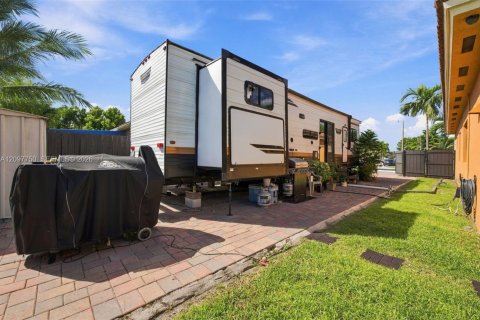 House in Homestead, Florida 4 bedrooms, 148.36 sq.m. № 2392615 - photo 26