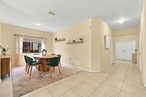 House in Homestead, Florida 4 bedrooms, 148.36 sq.m. № 2392615 - photo 11