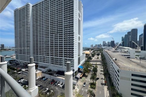 Condo in Miami, Florida, 1 bedroom  № 1748014 - photo 1