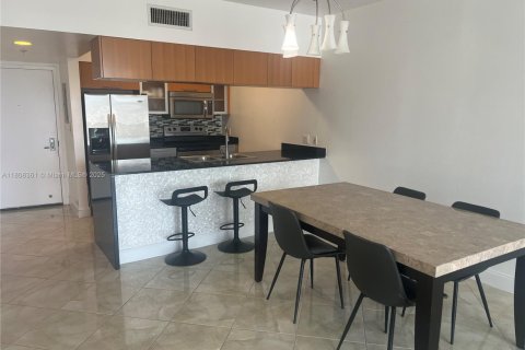 Condo in Miami, Florida, 1 bedroom  № 1748014 - photo 3
