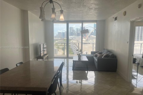 Condo in Miami, Florida, 1 bedroom  № 1748014 - photo 5