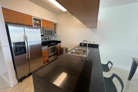Condo in Miami, Florida, 1 bedroom  № 1748014 - photo 2