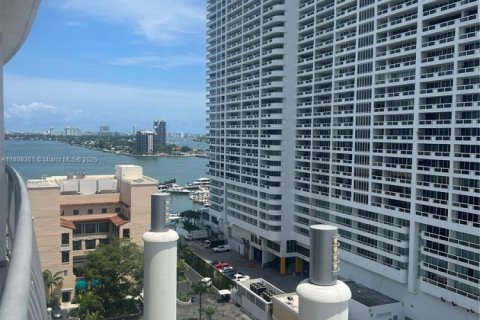 Condo in Miami, Florida, 1 bedroom  № 1748014 - photo 11