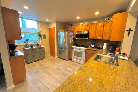 Condo in Bradenton, Florida, 2 bedrooms № 2314450 - photo 12