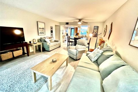 Condo in Bradenton, Florida, 2 bedrooms № 2314450 - photo 16