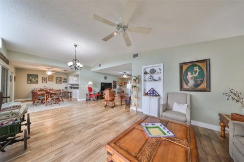 House in Sun City Center, Florida 2 bedrooms, 162.02 sq.m. № 1509418 - photo 21