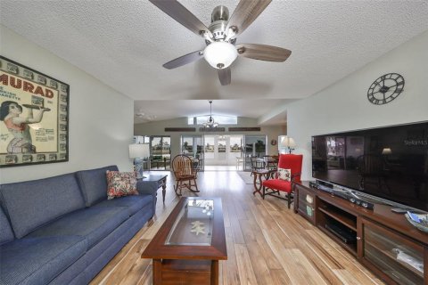 House in Sun City Center, Florida 2 bedrooms, 162.02 sq.m. № 1509418 - photo 2