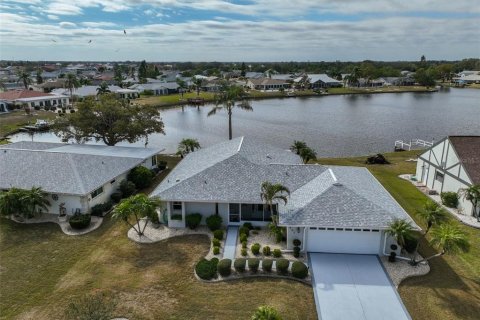 House in Sun City Center, Florida 2 bedrooms, 162.02 sq.m. № 1509418 - photo 1