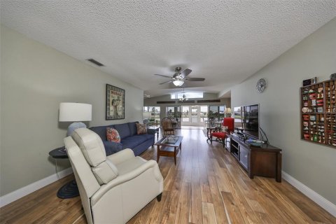 House in Sun City Center, Florida 2 bedrooms, 162.02 sq.m. № 1509418 - photo 11