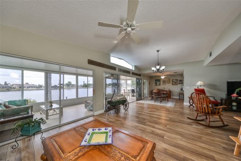House in Sun City Center, Florida 2 bedrooms, 162.02 sq.m. № 1509418 - photo 3