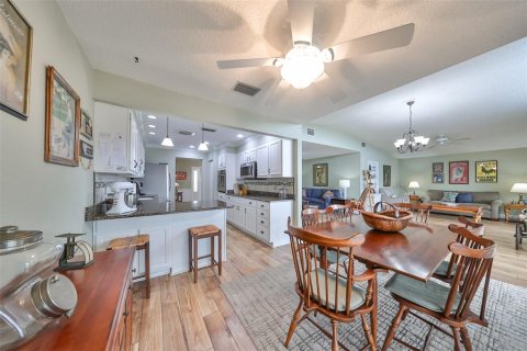 House in Sun City Center, Florida 2 bedrooms, 162.02 sq.m. № 1509418 - photo 4