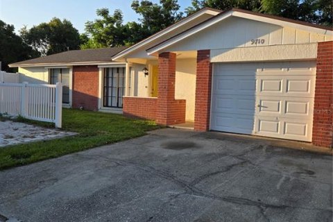 House in Tampa, Florida 3 bedrooms, 119.29 sq.m. № 1886153 - photo 2