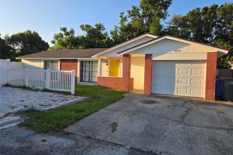 House in Tampa, Florida 3 bedrooms, 119.29 sq.m. № 1886153 - photo 1