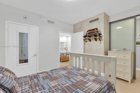 Condo in Miami Beach, Florida, 2 bedrooms № 2247465 - photo 13