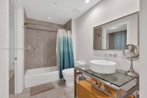 Condo in Miami Beach, Florida, 2 bedrooms № 2247465 - photo 14
