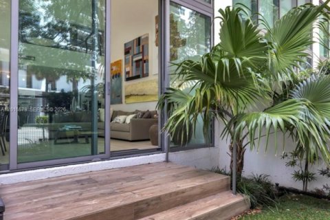 Condo in Miami Beach, Florida, 2 bedrooms № 2247465 - photo 11
