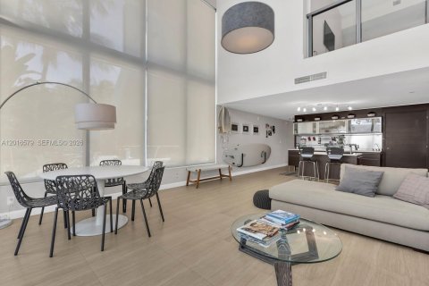 Condo in Miami Beach, Florida, 2 bedrooms № 2247465 - photo 3