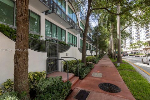 Condo in Miami Beach, Florida, 2 bedrooms № 2247465 - photo 26