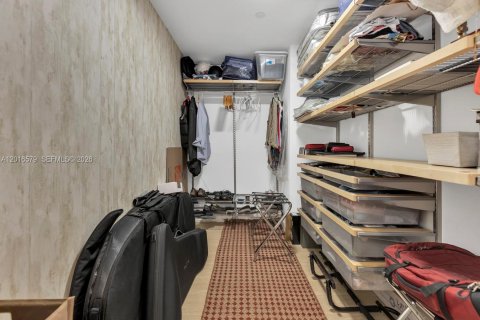 Condo in Miami Beach, Florida, 2 bedrooms № 2247465 - photo 24