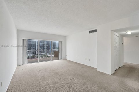 Condo in Hallandale Beach, Florida, 2 bedrooms № 2185833 - photo 9