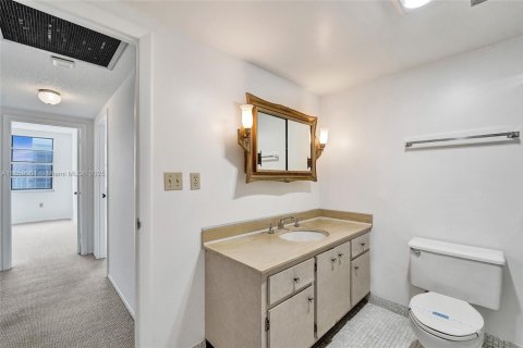 Condo in Hallandale Beach, Florida, 2 bedrooms № 2185833 - photo 27