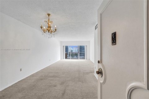 Condo in Hallandale Beach, Florida, 2 bedrooms № 2185833 - photo 3