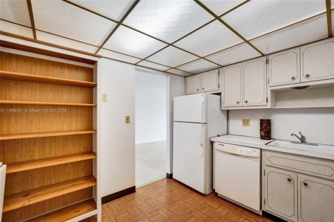 Condo in Hallandale Beach, Florida, 2 bedrooms № 2185833 - photo 17