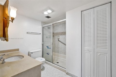Condo in Hallandale Beach, Florida, 2 bedrooms № 2185833 - photo 22