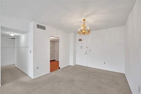 Condo in Hallandale Beach, Florida, 2 bedrooms № 2185833 - photo 7