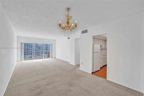 Condo in Hallandale Beach, Florida, 2 bedrooms № 2185833 - photo 6