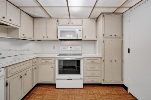 Condo in Hallandale Beach, Florida, 2 bedrooms № 2185833 - photo 14
