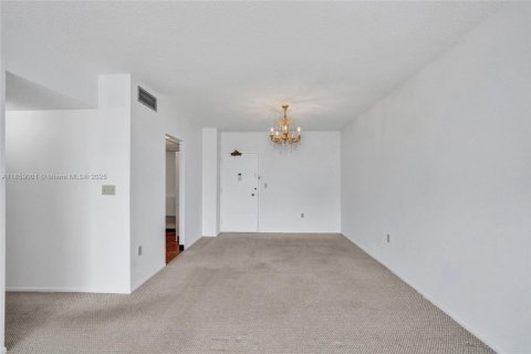 Condo in Hallandale Beach, Florida, 2 bedrooms № 2185833 - photo 8