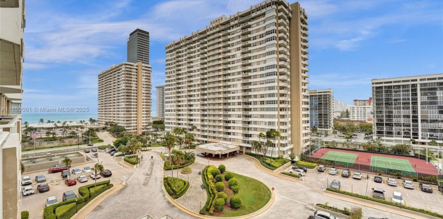 Condo in Hallandale Beach, Florida, 2 bedrooms № 2185833