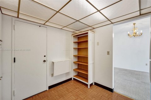 Condo in Hallandale Beach, Florida, 2 bedrooms № 2185833 - photo 21