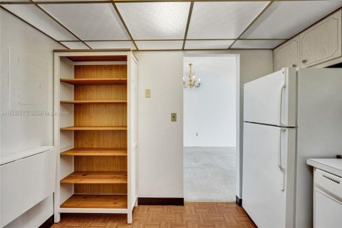 Condo in Hallandale Beach, Florida, 2 bedrooms № 2185833 - photo 19