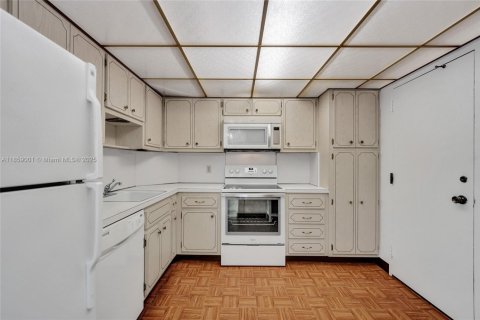 Condo in Hallandale Beach, Florida, 2 bedrooms № 2185833 - photo 18