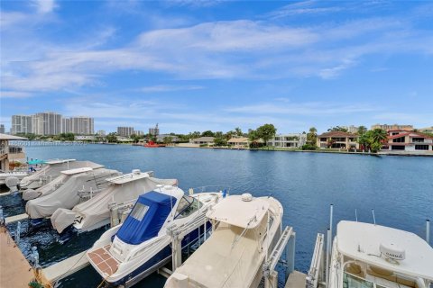 Condo in Hallandale Beach, Florida, 2 bedrooms № 2185833 - photo 2