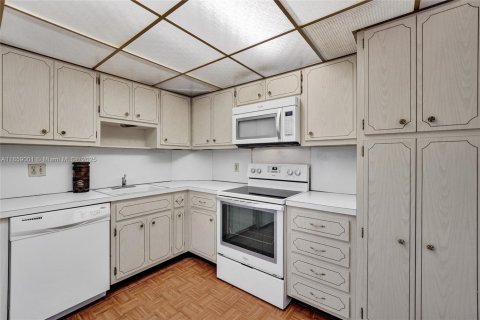 Condo in Hallandale Beach, Florida, 2 bedrooms № 2185833 - photo 15