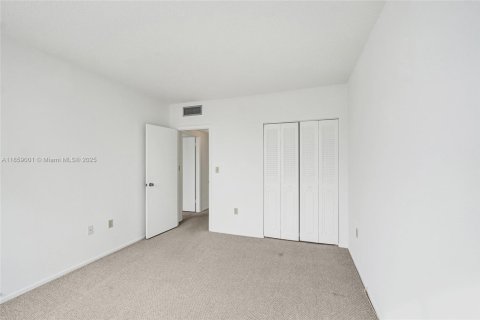 Condo in Hallandale Beach, Florida, 2 bedrooms № 2185833 - photo 30