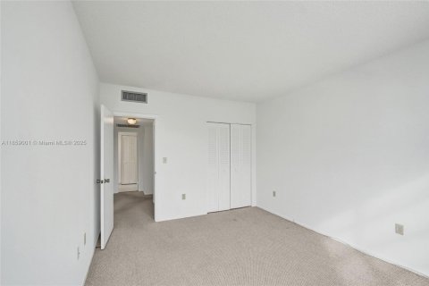 Condo in Hallandale Beach, Florida, 2 bedrooms № 2185833 - photo 29