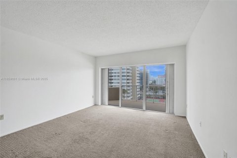 Condo in Hallandale Beach, Florida, 2 bedrooms № 2185833 - photo 23