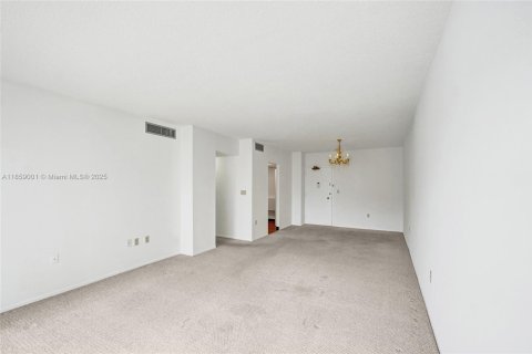Condo in Hallandale Beach, Florida, 2 bedrooms № 2185833 - photo 12