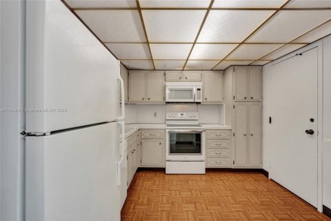 Condo in Hallandale Beach, Florida, 2 bedrooms № 2185833 - photo 20