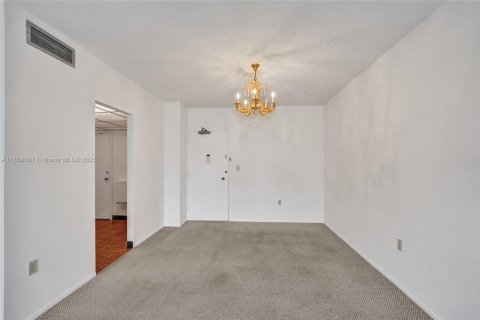 Condo in Hallandale Beach, Florida, 2 bedrooms № 2185833 - photo 25
