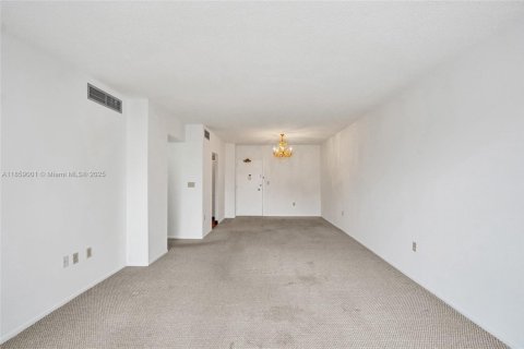 Condo in Hallandale Beach, Florida, 2 bedrooms № 2185833 - photo 11