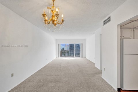 Condo in Hallandale Beach, Florida, 2 bedrooms № 2185833 - photo 5