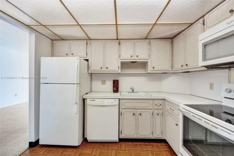 Condo in Hallandale Beach, Florida, 2 bedrooms № 2185833 - photo 16