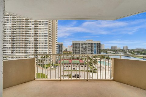 Condo in Hallandale Beach, Florida, 2 bedrooms № 2185833 - photo 24
