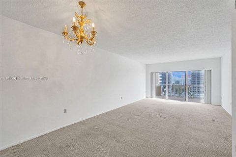 Condo in Hallandale Beach, Florida, 2 bedrooms № 2185833 - photo 4