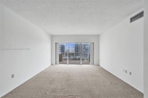 Condo in Hallandale Beach, Florida, 2 bedrooms № 2185833 - photo 10